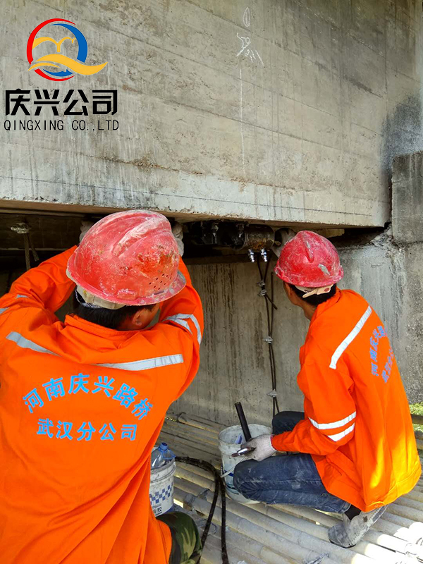 庆兴公司承揽预应力碳板加固工程